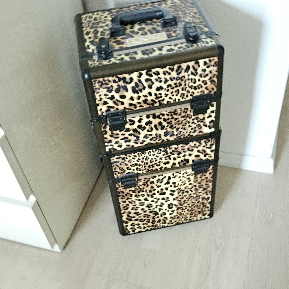 NYX traincase